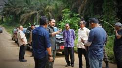 Bupati H M Syukur Tinjau Sejumlah Titik Jalan Desa yang Rusak, Dengan Kondisi Anggaran Terbatas Berupaya Memantapkan Jalan 