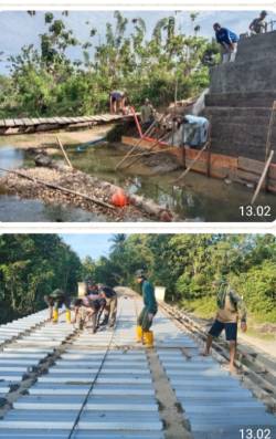 PERSONEL TNI AD MELAKSANAKAN PEKERJAAN JEMBATAN DI DESA WABLOY