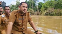 Arungi Sungai Deras, Bupati H M Syukur Salurkan Bantuan Banjir