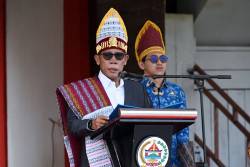 Bertindak Selaku Pembina Upacara, Bupati Tapteng Serahkan Piagam Penghargaan Kepada Kepsek dan Siswa Berprestasi