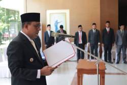 Bupati Maluku Tengah Zulkarnain Awat Amir Melantik 43 Kepala Sekolah