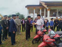 Wabup A. Khafidh Serahkan 24 Motor Dinas Untuk Da'i dan Piagam Bagi Siswa Berprestasi