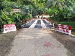 Jembatan Merah Putih Presisi: Polres Tapteng Tuntaskan Renovasi Jembatan di Desa Satahi Nauli