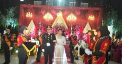 Kidung Suci, Pedang Pora Dan Adat Batak Mewarnai Pernikahan Iptu Franto & Gaby Di Jambi