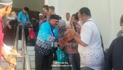 Menuju Tamu Allah Yunus Palurui Mesing Beserta Istri Sitti Aisyah Magenrek Berangkat Haji, Resmi Dilepas Bupati Tanjabtim