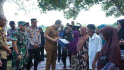 Salurkan Bantuan Keramba dan Jaringan Listrik, Bupati M. Syukur Ingin Warga SAD Berkembang