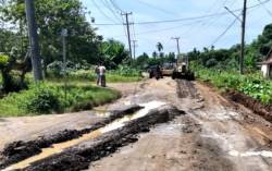 Tanggapi Keluhan Masyarakat UPTD ALKAL Tanjabtim Kebut Perbaikan Jalan Kapten Dirham-Perkim, Kini Akses Kembali Lancar 