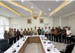DPRD KABUPATEN BURU TEMUI GUBERNUR MALUKU SAMPAIKAN REKOMENDASI PENGELOLAAN TAMBANG GUNUNG BOTAK