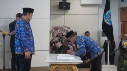 Lantik 237 Kepala Sekolah, Bupati M.Syukur Minta Kepala Sekolah Jangan Gagap Teknologi Dan Kelola Dana BOS Dengan Transparan