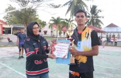 FOTO BERSAMA IBU KAPOLRES BURU. M, RIZKY FATARUBA SAAT INI MENERIMA PIALA DALAM TURNAMEN BOLA VOLLI