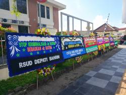 Jelang Sidang dr Ratna, Puluhan Karangan Bunga Penuhi PN Pangkalpinang: “Stop Kriminalisasi Dokter”