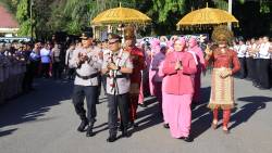 Irjen Pol Marzuki Ali Basyah Serahkan Pataka "Machdum Sakti" kepada Kapolda Aceh Irjen Pol. Ruddi Setiawan