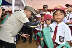 Bupati dan Wabup Tapteng Dampingi Deputi DPN RI Serahkan Bantuan Renovasi Ruang Kelas SD Negeri Kecamatan Tukka