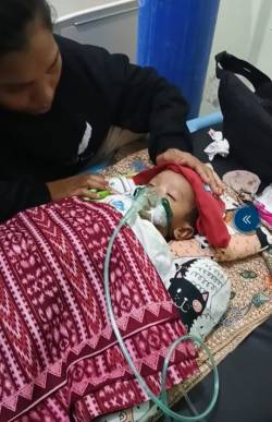 Orang Tua Pasien Memohon Bantuan Pemerintah Untuk Biaya Pengobatan Anak Yang Lagi Berbaring di Ruangan IGD RSUD Masohi