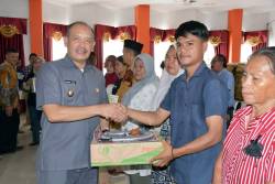 Pemkab Tapteng Bersama Pemprovsu Salurkan Bantuan Bagi UMKM Terdampak Bencana Bandang Dan Longsor