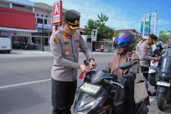 Tumbuhkan Cinta Tanah Air, Kapolres Pidie Bagikan Bendera Merah Putih kepada Pengguna Jalan