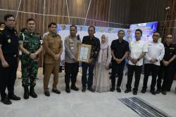 Kapolda Aceh Berikan Penghargaan atas Jasa Almarhum Pratu Galuh Nugraha