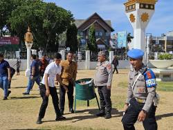 Polisi Bersihkan Sampah Usai Zikir Peringatan HDA di Masjid Raya Baiturrahman