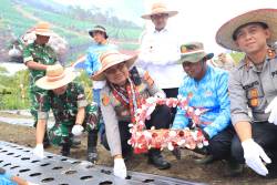 Dukung Swasembada Pangan, Kapolda Tanam Bawang Putih di Aceh Tengah