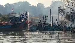 Bangkai Kapal Leoton Terbakar di Pelabuhan Limbung, Polisi dan Warga Berjibaku Jinakkan Api