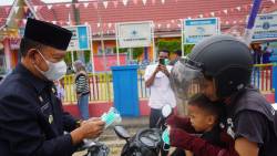 Kualitas Udara Memburuk, Wabup A. Khafidh Turun Bagikan Masker Untuk Anak Sekolah