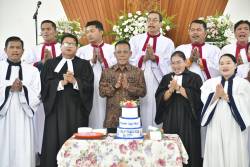 Bupati Tapteng Hadiri Perayaan HUT ke-49 HKBP Pandan Kota, Ulosi 72 Orang Jemaat Lansia Usia 70 Tahun