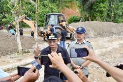 Bupati Tapteng dan Wabup Tinjau Jebolnya Tanggul di Hutanabolon, Masinton : Pemkab Tapteng Berikan Penanganan Darurat Hingga Permanen