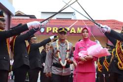 AKBP Budi Prasetyo Disambut Tradisi Pedang Pora dan Mangulosi di Mapolres Sibolga