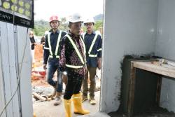 Bupati Tapteng Tinjau Progres Pembangunan 120 Unit Huntara di Kelurahan Bonalumban, Kecamatan Tukka