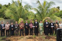 Puncak Minggu Ekologi HKBP, Bupati Tapteng Lakukan Penanaman Pohon dan Serahkan Ribuan Bibit Produktif dan Konservasi Kepada Perwakilan Resort HKBP