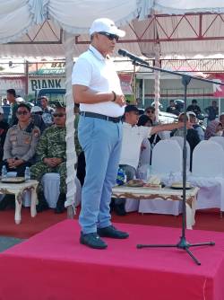 BUPATI BURU IKRAM UMASUGI LEPAS PESERTA GERAK JALAN INDAH TINGKAT SD/MI MENYAMBUT HUT KABUPATEN BURU YANG KE-27 TAHUN