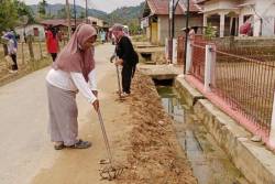 10 Hari Tanggap Darurat, DLH Tapteng Intensifkan Pembersihan Sampah Pascabencana di Tukka dan Badiri