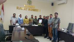 RAPAT DENGAR PENDAPAT(RDP) DI TUNDA KARENA KETIDAK HADIRAN EKSEKUTIF ABSEN SANKETA RAJA KAIELY DI DPRD BURU