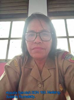 SEMANGAT SUMPAH PEMUDA! KEPALA SDN 160 MALUKU TENGAH BERSAMA SISWA KELAS I–VI ABADIKAN MOMEN KEBERSAMAAN