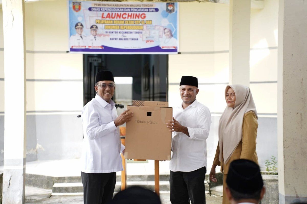 Maluku Tengah Serahkan Mesin Cetak KTP-EL di Tehoru, Layani 20 Desa di 2  Kecamatan Tehoru dan Telutih
