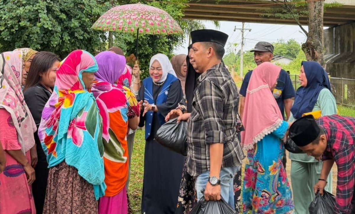 Hadir Dikampung Sendiri Ketua DPRD Tanjabtim Zilawati Salurkan Bantuan Korban Kebakaran Sabak Ulu 