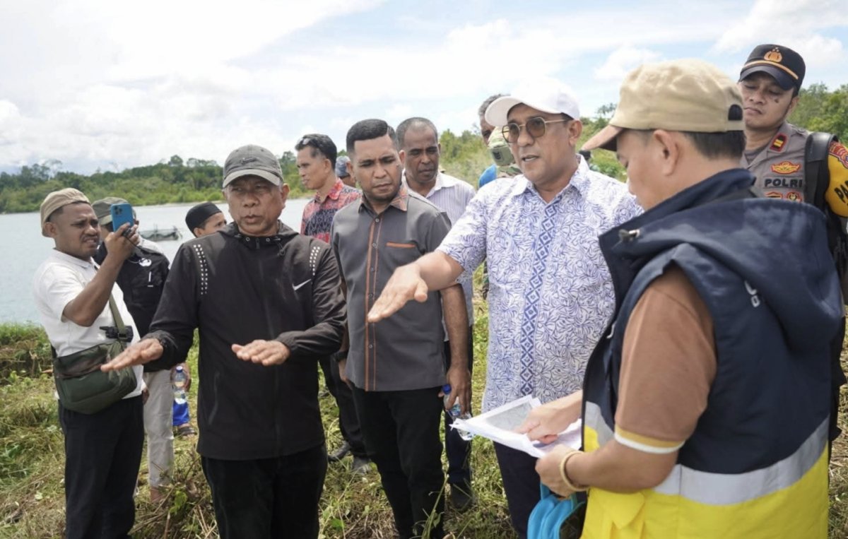 Bupati Maluku Tengah Tinjau Lokasi Pembangunan Pelabuhan Penyeberangan Ferry Teluk Dalam Di Seram Utara