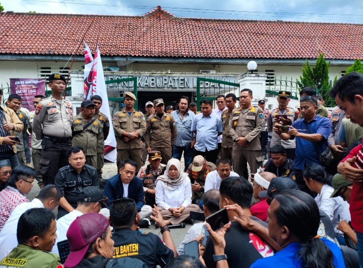 Ratusan Massa “Alarm” Lebak Geruduk Kantor DPRD, Suarakan 10 Tuntutan Untuk Perubahan Daerah