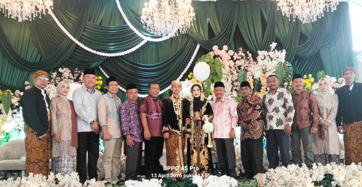 Silaturahmi Tetap Terjalin, Kehadiran Mantan Bupati Tanjabtim Romi Hariyanto Mewarnai Resepsi Pernikahan Suri & Adit 