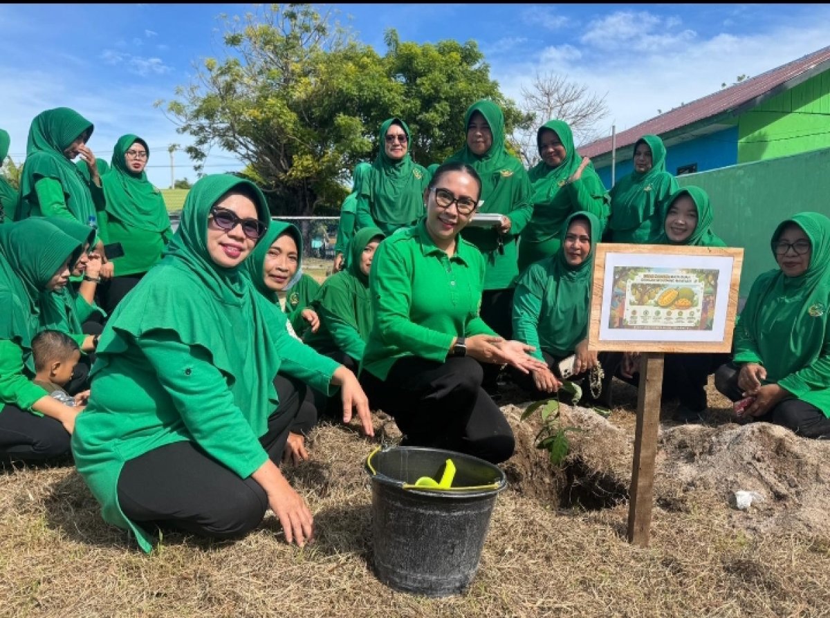 KODIM 1506/NAMLEA MENGGELAR PENANAMAN POHON SEBAGAI BENTUK KEPERDULIAN PELASTRIAN LINGKUNGAN