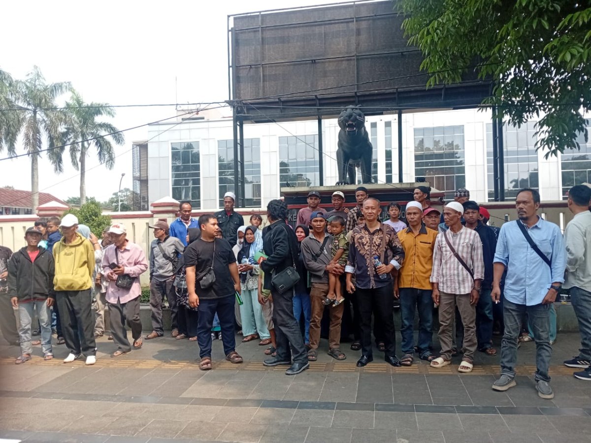 Masyarakat Petani Desa Hambalang Mendampingi/Mengawal  Salah Satu Warga Yang DiLaporkan  Oleh PT Buana Estate Di Polres Bogor.