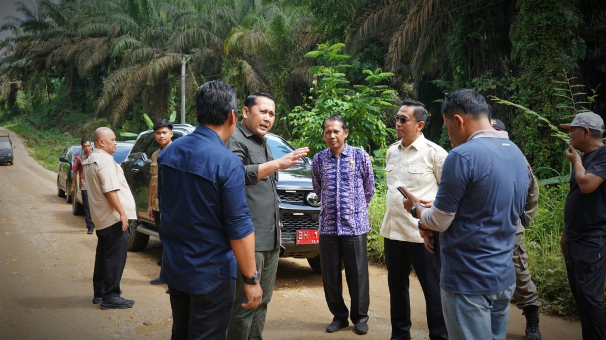 Bupati H M Syukur Tinjau Sejumlah Titik Jalan Desa yang Rusak, Dengan Kondisi Anggaran Terbatas Berupaya Memantapkan Jalan 