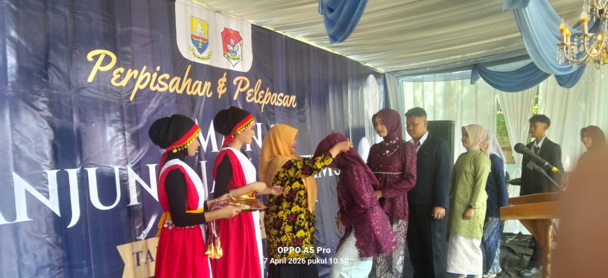 Pelepasan Kelas XII, Ditandai Pengalungan Medali Oleh Wali Kelas, Simbol Kenangan Abadi Di SMAN 5 Geragai-Tanjabtim 
