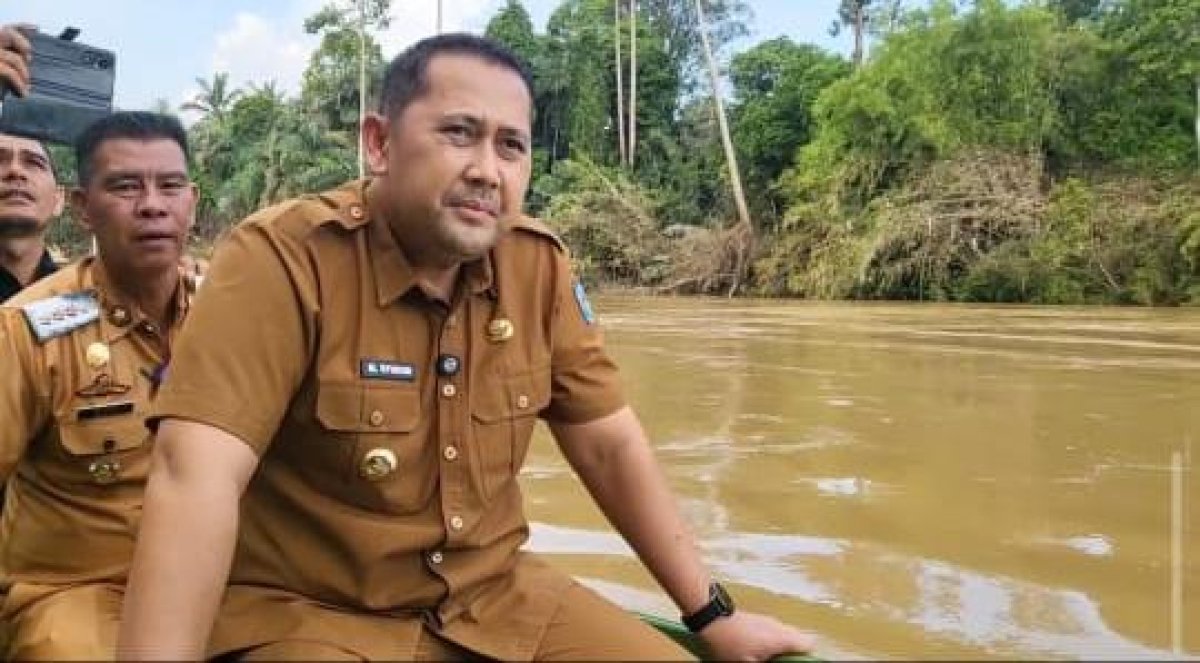 Arungi Sungai Deras, Bupati H M Syukur Salurkan Bantuan Banjir