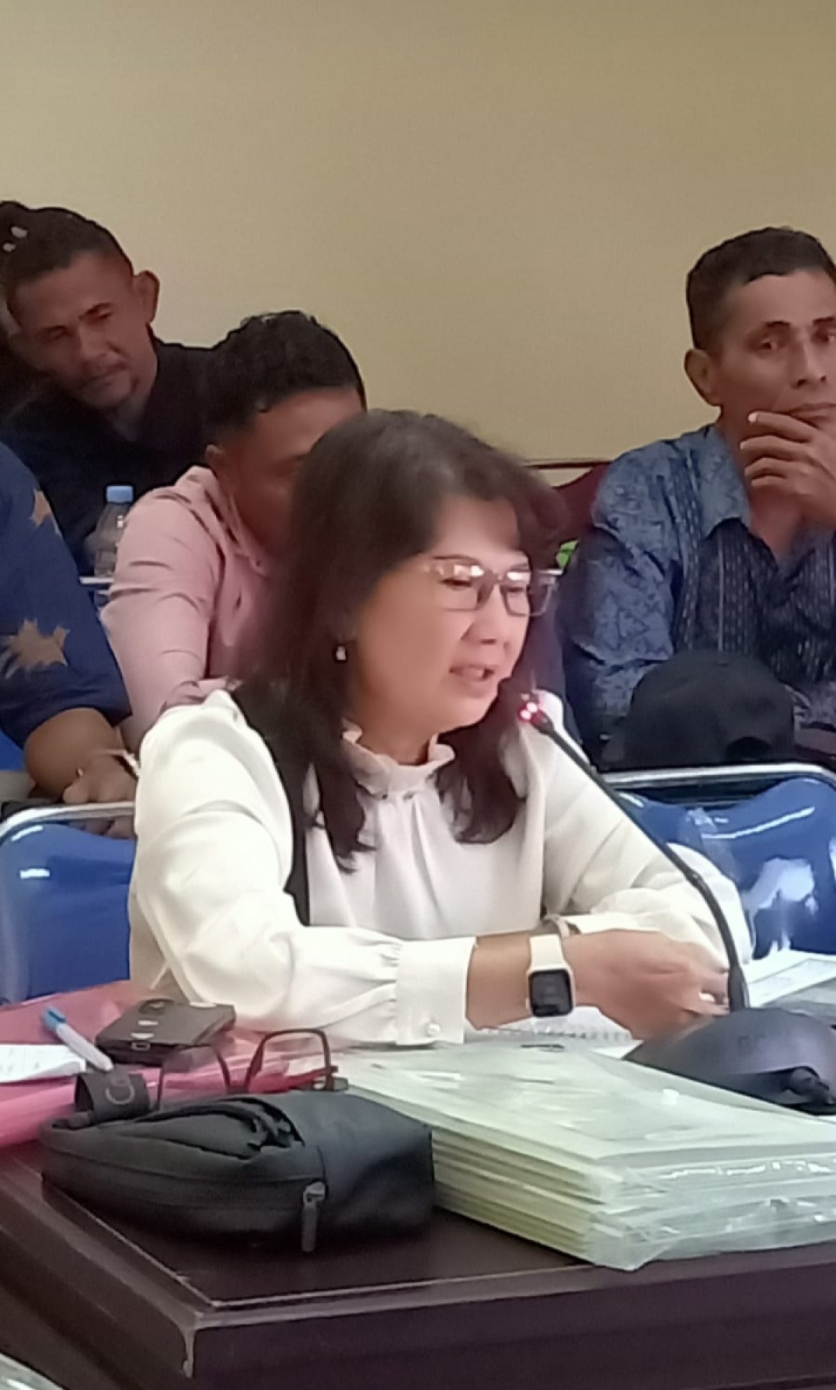 3 MILIAR SUDAH DI SALURKAN KE TIGA MARGA, WAEL NURLATU DAN BESAN PERNYATAN HELENA SAAT RAPAT DI DPRD BURU
