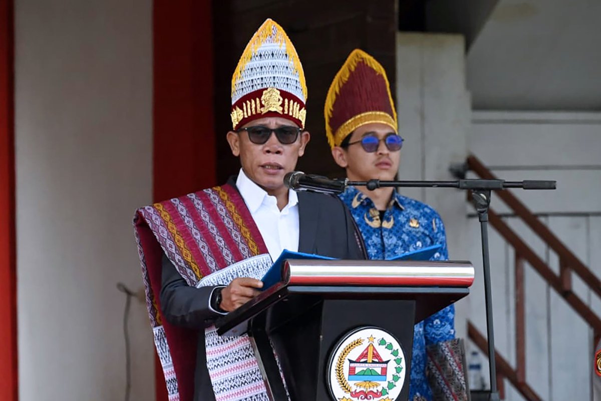 Bertindak Selaku Pembina Upacara, Bupati Tapteng Serahkan Piagam Penghargaan Kepada Kepsek dan Siswa Berprestasi