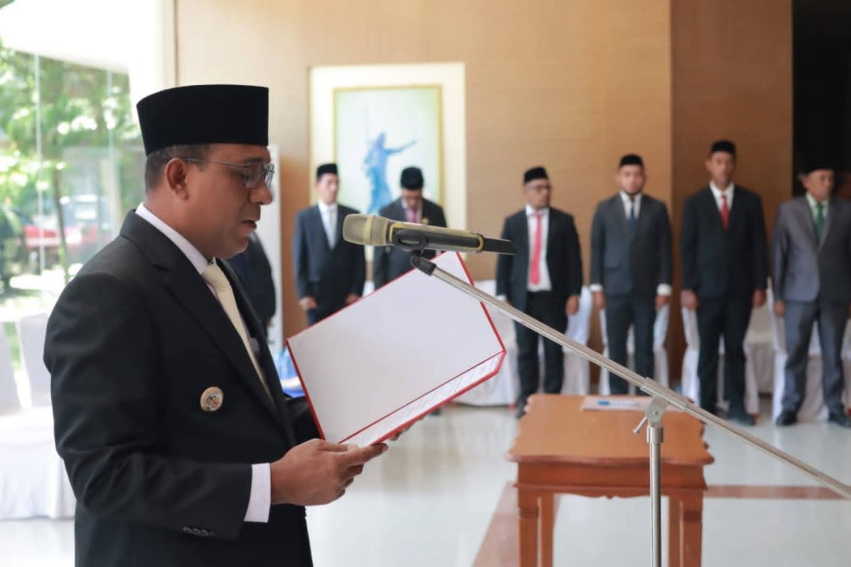 Bupati Maluku Tengah Zulkarnain Awat Amir Melantik 43 Kepala Sekolah
