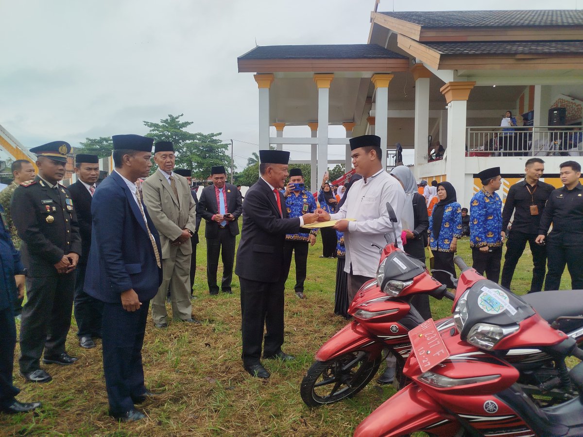Wabup A. Khafidh Serahkan 24 Motor Dinas Untuk Da'i dan Piagam Bagi Siswa Berprestasi