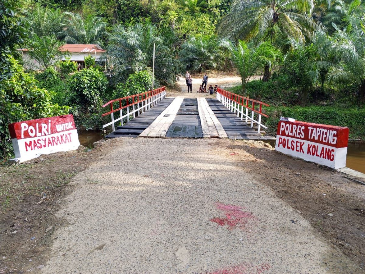 Jembatan Merah Putih Presisi: Polres Tapteng Tuntaskan Renovasi Jembatan di Desa Satahi Nauli