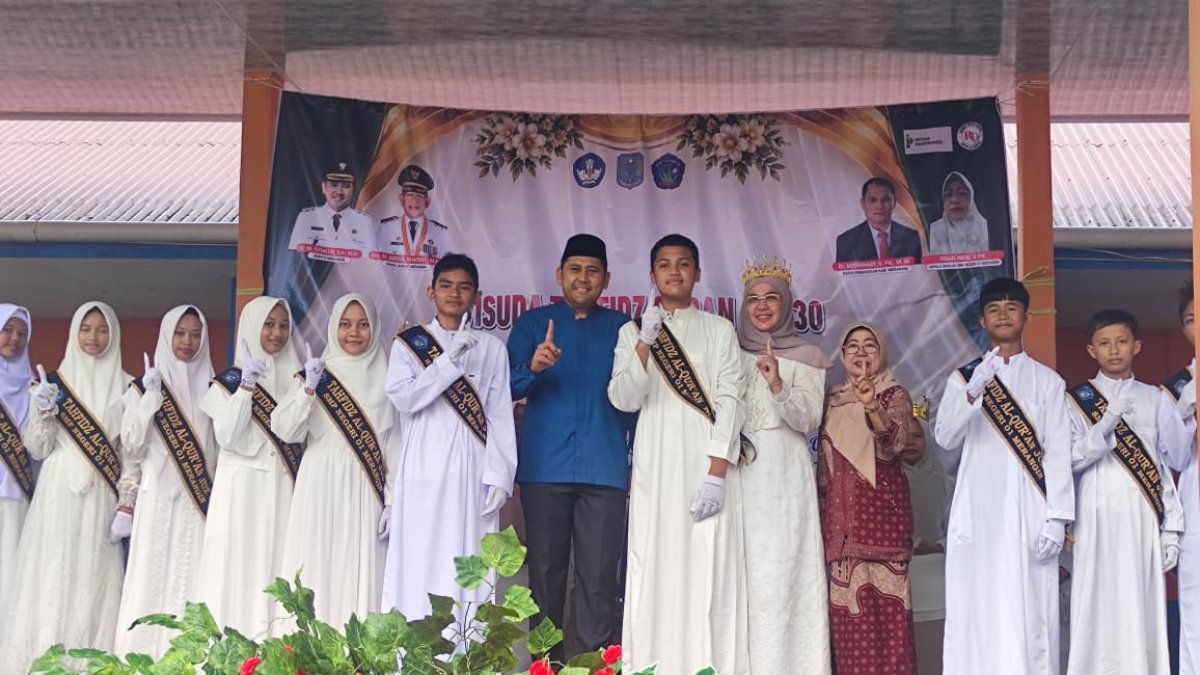 Haru dan Bangga, Bupati M.Syukur Saksikan Sang Putra Wisuda Tahfidz Al Qur'an di SMPN 1 Merangin